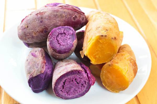 Món khoai lang hấp sẽ giữ được vị ngọt của khoai. Khi hấp chung với lá dứa, thêm ít hạt muối thì quả là tuyệt vời khi ăn.   