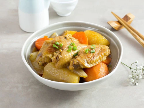 Món ăn thành phẩm với hương vị thơm ngon của thịt gà hòa cùng độ mềm - ngọt của củ cải kích thích vị giác tối đa chắc chắn sẽ làm hài lòng tất cả các thành viên trong Shbet111 slot, casino, thể thao, xổ số bạn