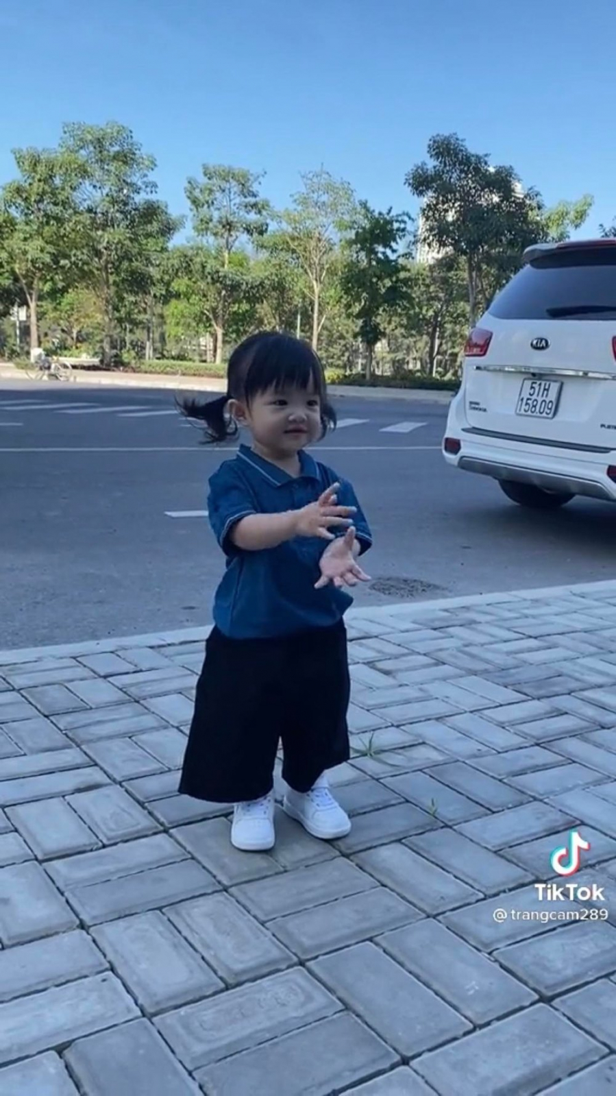 ai-nu-dong-nhi-chuan-con-nha-noi-tu-tin-nhay-baby-shark-truoc-fan-41491b17