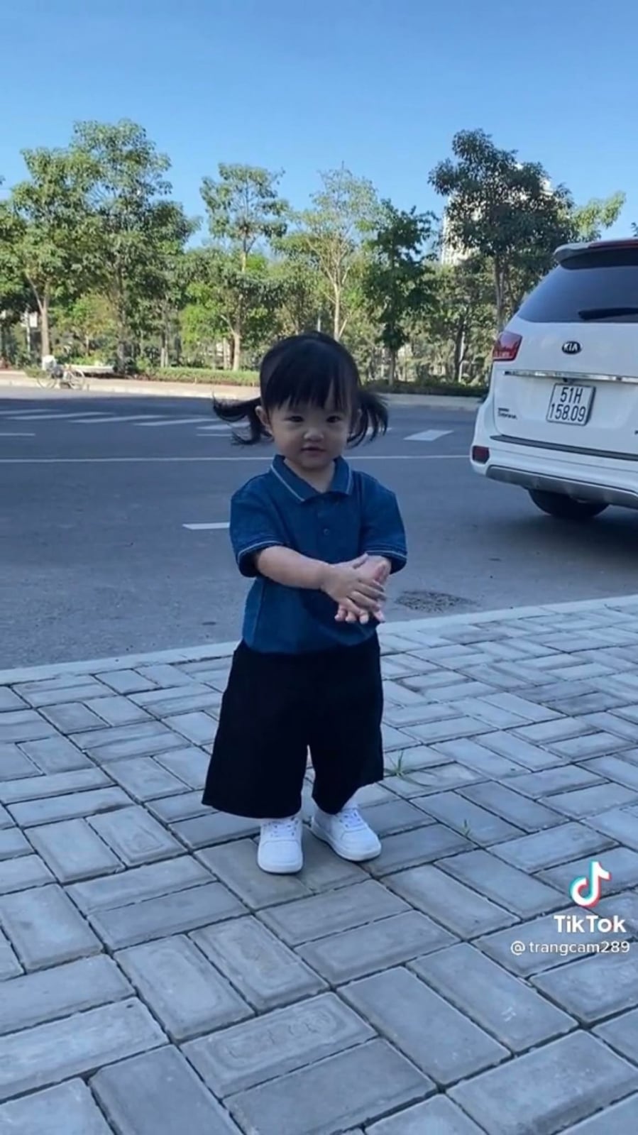 ai-nu-dong-nhi-chuan-con-nha-noi-tu-tin-nhay-baby-shark-truoc-fan-680d1bd8
