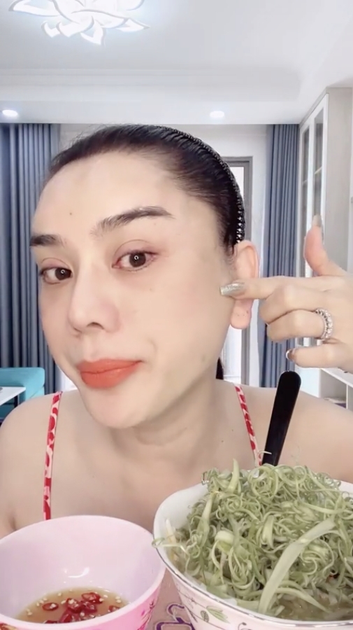 lam-khanh-chi-khang-dinh-mat-moc-dep-khong-dung-app-van-nguoi-me-e0956d04