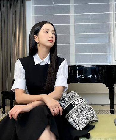 Cô thường xuyên diện đồ đen trắng nhưng khi thì sang chảnh như tiểu thư nhà tài phiệt với áo sơ mi và váy liền.