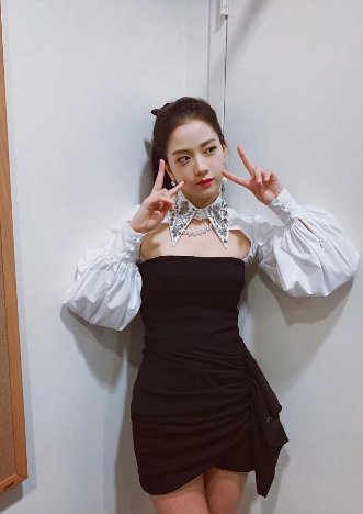 Dù chỉ diện quanh những item mang màu đen trắng nhưng stylist của Jisoo thường xuyên khéo léo biến đổi để cô có được hình ảnh mới lạ mỗi lần xuất hiện.    