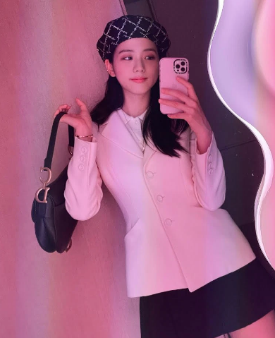Đôi lúc lại yêu kiều nho nhã với set blazer + chân váy xếp ly. Những món phụ kiện như mũ beret, túi cắp nách giúp outfit này có thêm cảm giác yêu kiều.