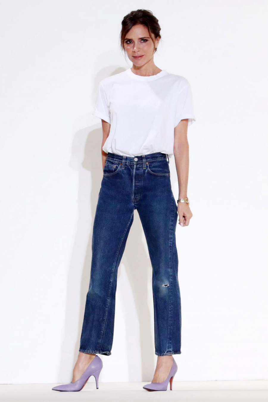 Victoria-Beckham-tiet-lo-3-tieu-chi-de-mua-ao-T-shirt-trang-hoan-hao_ELLE-VN_5-1024x1536