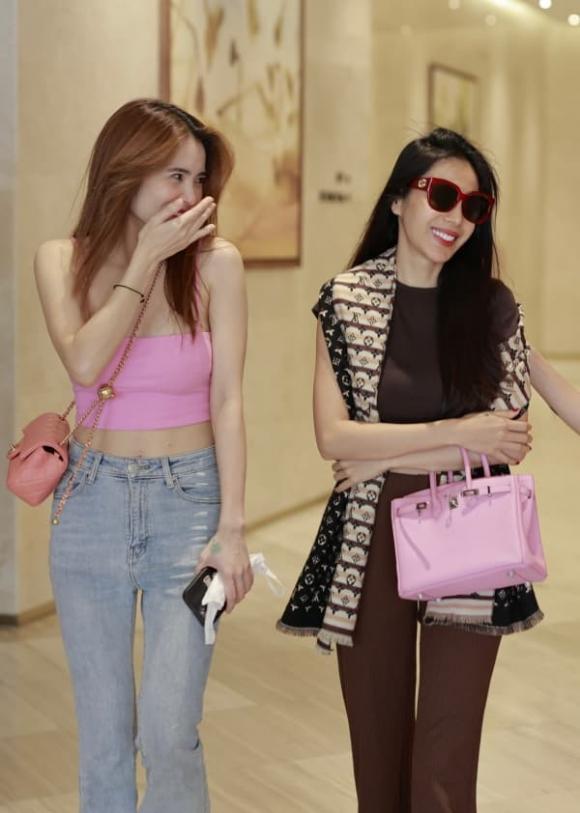 thuy-tien-duoc-em-gai-cong-vinh-thap-tung-trong-show-dien-o-hue-tinh-cam-chi-dau-em-chong-nhin-ma-nguong-mo-2-ngoisaovn-w600-h842