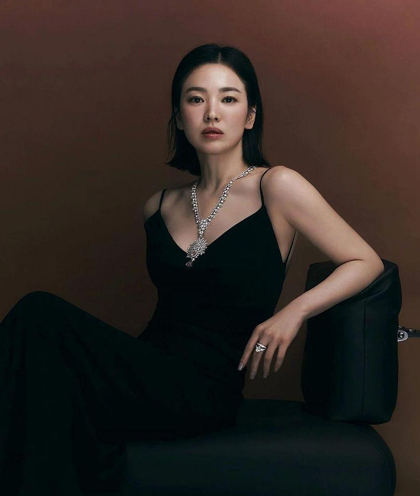 Vào shoot ảnh, Song Hye Kyo biến tấu Link Vào SHBET88 Mới Nhất, thần thái lạnh lùng cao ngạo giúp cô có 1 tấm ảnh khí chất, sang chảnh