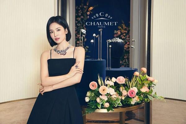 Mái tóc bob cắt ngắn uốn cụp chữ C giúp Song Hye Kyo khoe được cái cổ cao cùng xương quai hàm thanh tú