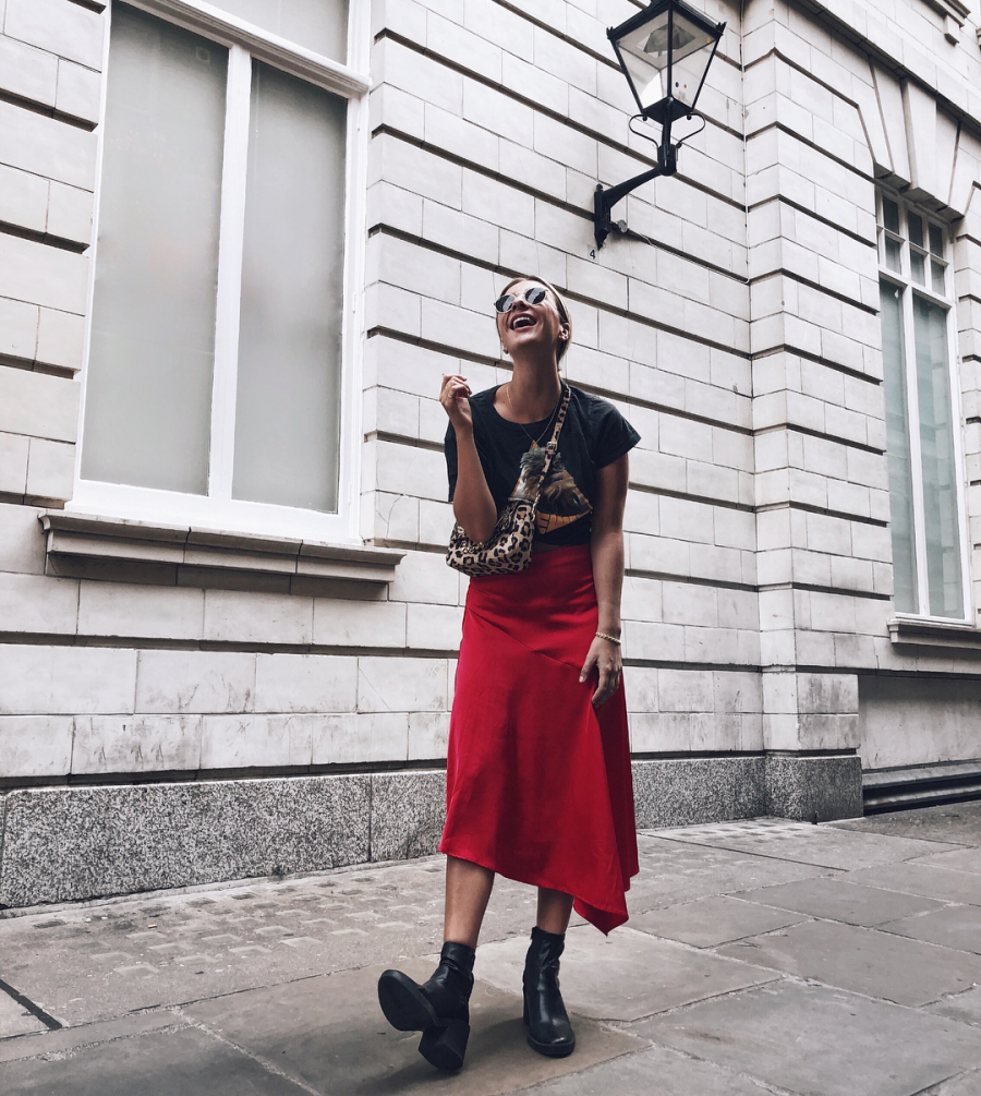Thêm một gợi ý là hãy mặc theo kiểu đóng thùng, bỏ áo vào chân váy như các fashionista đang ưa chuộng.
