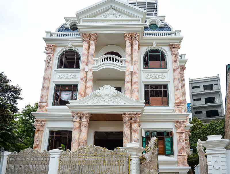 Trung bình, một gian hàng rộng hơn chục mét vuông có giá bán bán vài chục tỷ đồng, thậm chí, các ki ốt tại khu trung tâm chợ còn đắt hơn. 