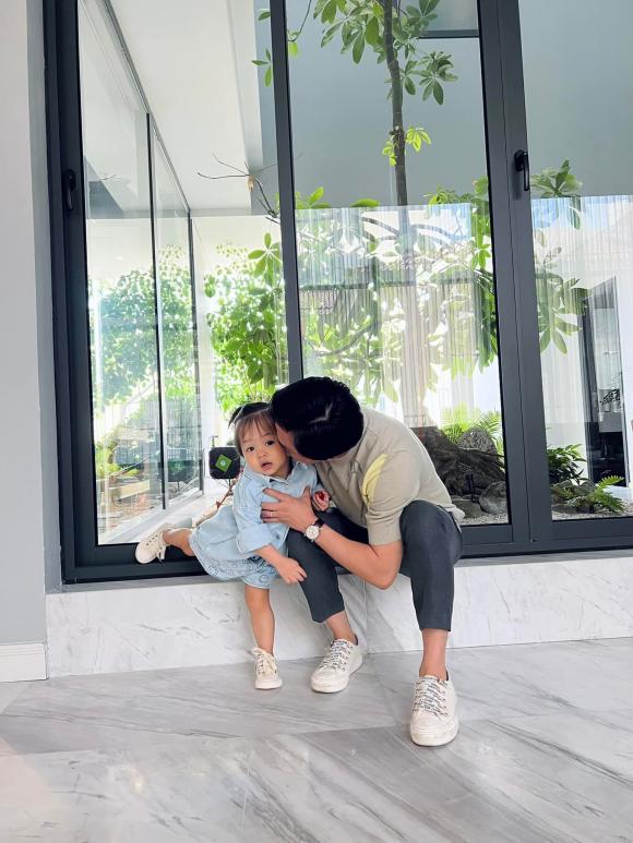 cuong-do-la-khoe-anh-chu-nhat-binh-yen-ben-ai-nu-bieu-cam-cua-suchin-the-nao-ma-ai-cung-me-khi-duoc-bo-hon-2-ngoisaovn-w1536-h2048