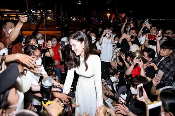 dong-nhi-lan-dau-xuat-hien-sau-scandal-voi-fan-dien-ao-dai-tuoi-tan-hanh-phuc-trong-vong-tau-fc-2-ngoisaovn-w1440-h960