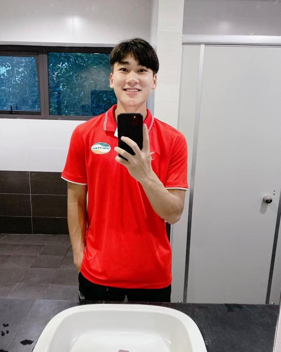 Nụ cười tỏa nắng của chàng trai trẻ