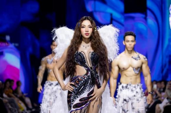 hh-thuy-tien-te-cuc-dau-tren-san-catwalk-nhung-pha-xu-li-cuc-chuyen-nghiep-khien-ai-cung-than-phuc-8-ngoisaovn-w700-h467