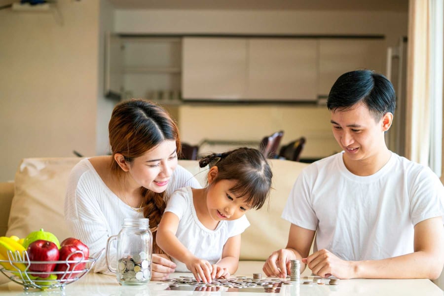 Tiết kiệm không đúng cách sẽ khiến trẻ hình thành tính cách tự ti, mặc cảm khi lớn lên.
