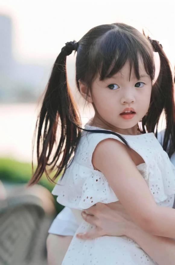 lau-lam-moi-thay-hoa-hau-dang-thu-thao-khoe-anh-gia-dinh-hai-con-gay-an-tuong-vi-thua-huong-dieu-nay-cua-me-15-ngoisaovn-w645-h976