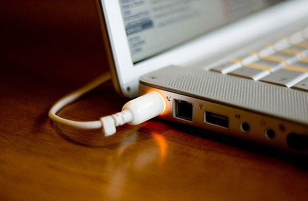 huong-dan-sac-pin-cho-laptop-moi-1
