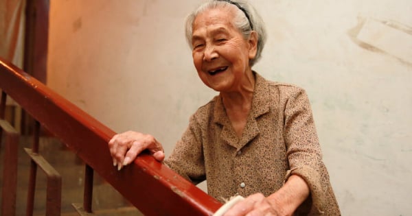 cu-ba-103-tuoi-van-khoe-manh-minh-man-03