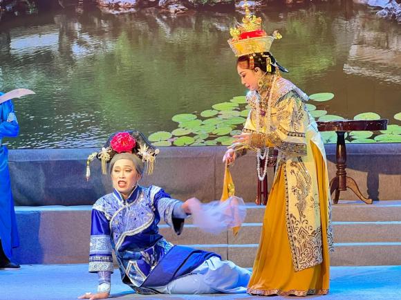 nsut-hoai-linh-tai-xuat-san-khau-cai-luong-vi-li-do-cuc-nghia-tinh-vao-vao-dung-ma-ma-the-nao-ma-dan-tinh-ran-ran-9-ngoisaovn-w2048-h1534