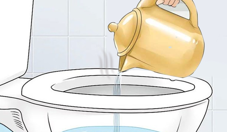 dun-nuoc-do-vao-bon-cau-01