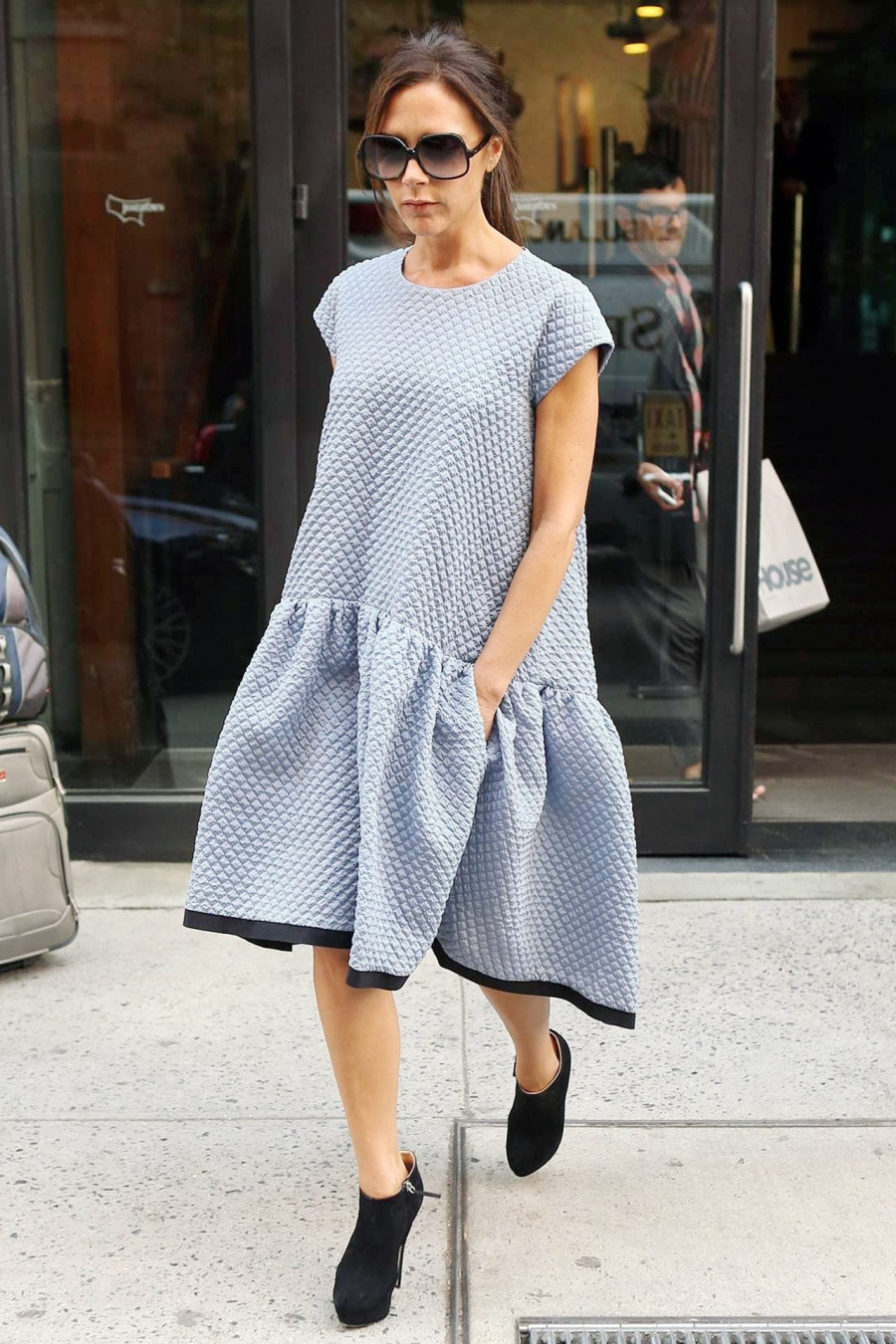 cach-mac-dam-ha-eo-thap-drop-waist-dress-victoria-beckham-10-09-2013-fameflynet