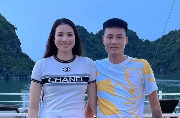 em-trai-khoe-anh-chup-cung-hoa-hau-pham-huong-nang-hau-an-mac-gian-di-mat-moc-van-toat-len-than-thai-ngoi-ngoi-2-ngoisaovn-w817-h538