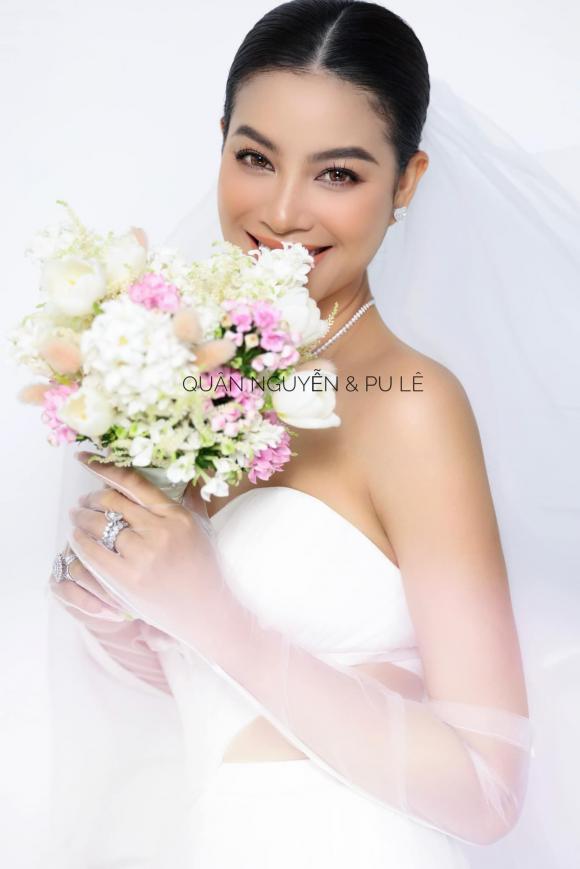 pham-huong-gay-me-fan-voi-nhan-sac-ngot-ngao-trong-trang-phuc-co-dau-showbiz-sap-co-dam-cuoi-hoanh-trang-1-ngoisaovn-w1366-h2048
