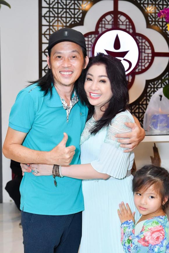 hoai-linh-vui-ve-di-tiec-voi-dan-nghe-si-sau-1-nam-on-ao-tien-tu-thien-fe05f156-ngoisaovn-w1000-h1500