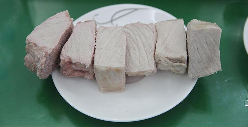 Miếng thịt luộc mãi nhưng vẫn có màu hồng đỏ chính là cảnh báo của 1 nguồn nước dùng đang nhiễm khuẩn