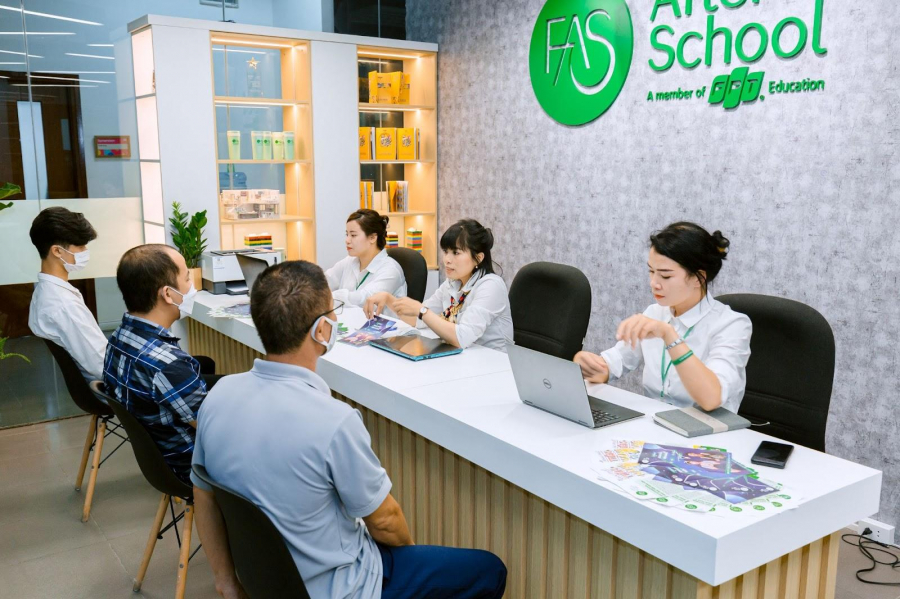 Đội ngũ Tuyển sinh FAS Hà Nội tư vấn cho các phụ huynh    về khoá học phù hợp với con