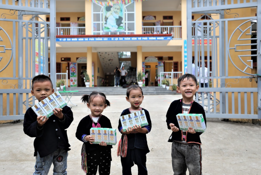 Gần nửa triệu em nhỏ tại các mái ấm, trung tâm bảo trợ xã hội… đã được thụ hưởng chương trình Quỹ sữa Vươn cao Việt Nam suốt 15 năm qua.