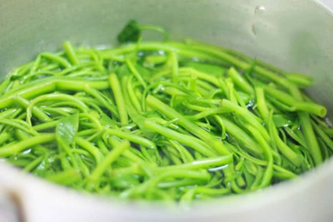 xao-rau-muong-02