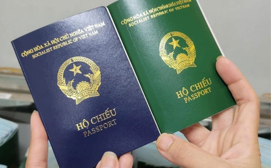 Mẫu hộ chiếu cũ (màu xanh lá cây) và mẫu hộ chiếu mới (màu xanh tím than).