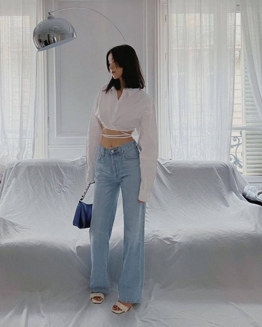 ao-croptop-trang-va-jeans-ong-rong-phoi-cung-giay-cao-got-mau-nude-1024x1280