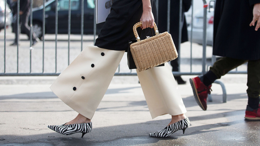 fashionista-mac-quan-au-trang-di-giay-got-thap-soc-den-trang