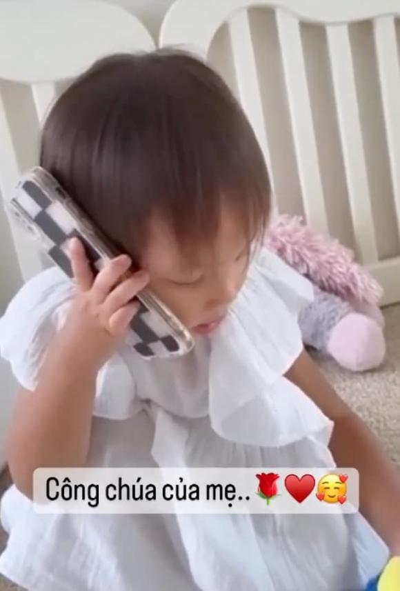 con-gai-ha-ho-goi-dien-noi-nho-me-nghe-ma-lui-tim-nhung-van-bi-nu-ca-si-nhac-nho-vi-chi-tiet-nay-10-ngoisaovn-w649-h959