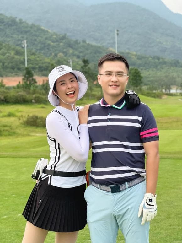 ngoc-han-khoe-loat-anh-tren-san-golf-khoanh-khac-tinh-tu-ben-ban-trai-khien-dan-tinh-xuyt-xoa-ghen-ti-7-ngoisaovn-w1534-h2048-ngoisaovn-w580-h774