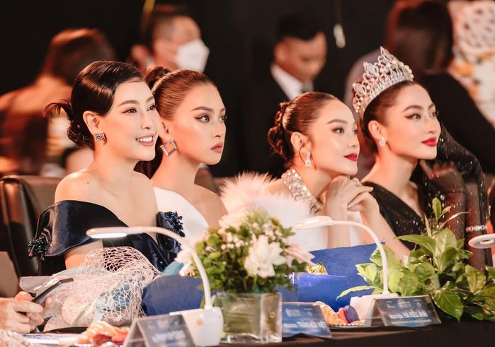 thoi-trang-di-lam-giam-khao-cua-sao-viet-minh-hang-at-ca-thi-sinh-444d5d