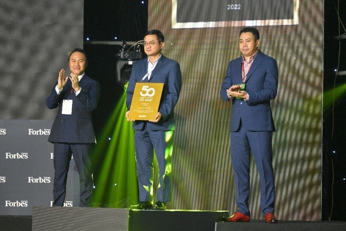 Ông Nguyễn Quang Trí – Giám đốc Điều hành Marketing của Vinamilk đại diện nhận giải thưởng Top 50 công ty niêm yết tốt nhất Việt Nam 2021 từ Forbes Việt Nam