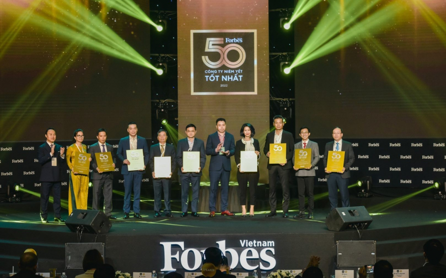 Đại diện Vinamilk (thứ 6 từ trái sang) cùng với 8 doanh nghiệp khác đã góp mặt trong danh sách Top 50 của Forbes 10 năm liền được vinh danh đặc biệt tại sự kiện