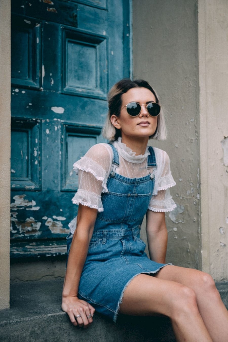 cach-phoi-do-voi-yem-vay-denim-ao-ren-Chloe-Helen-Miles