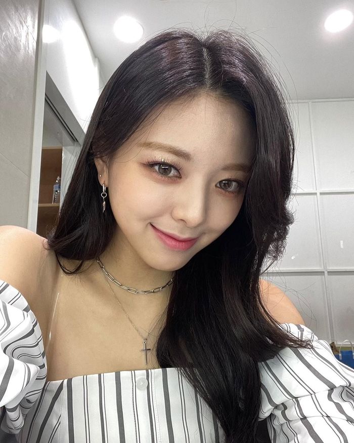 idol-nu-can-dep-toc-den-va-toc-vang-winter-toc-nao-cung-xinh-xiu-f7a8cd