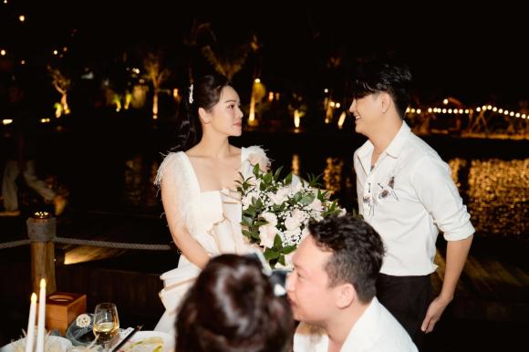nhat-kim-anh-duoc-hoi-ban-tang-kim-cuong-khung-vao-sinh-nhat-tren-bai-bien-titi-cung-xuat-hien-chuc-mung-tinh-tin-don-25-ngoisaovn-w2048-h1366