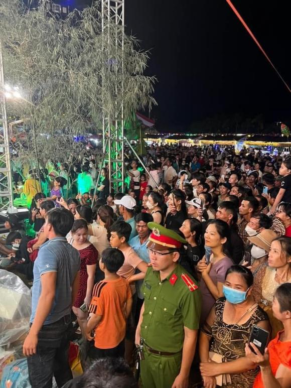 duong-trieu-vu-tu-hao-khoe-anh-trai-hoai-linh-duoc-khan-gia-mien-trung-vay-lay-xin-chup-anh-con-hoi-mot-cau-day-ganh-ti-3-ngoisaovn-w720-h960