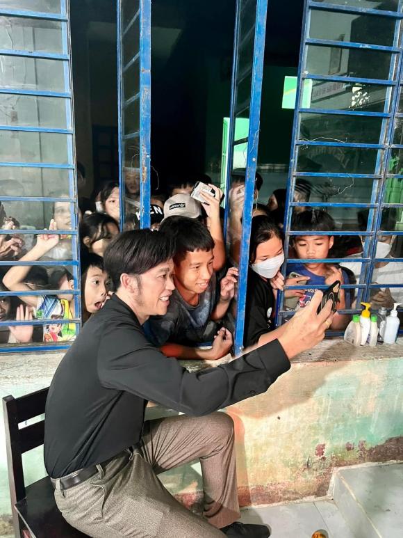 duong-trieu-vu-tu-hao-khoe-anh-trai-hoai-linh-duoc-khan-gia-mien-trung-vay-lay-xin-chup-anh-con-hoi-mot-cau-day-ganh-ti-4-ngoisaovn-w1536-h2048
