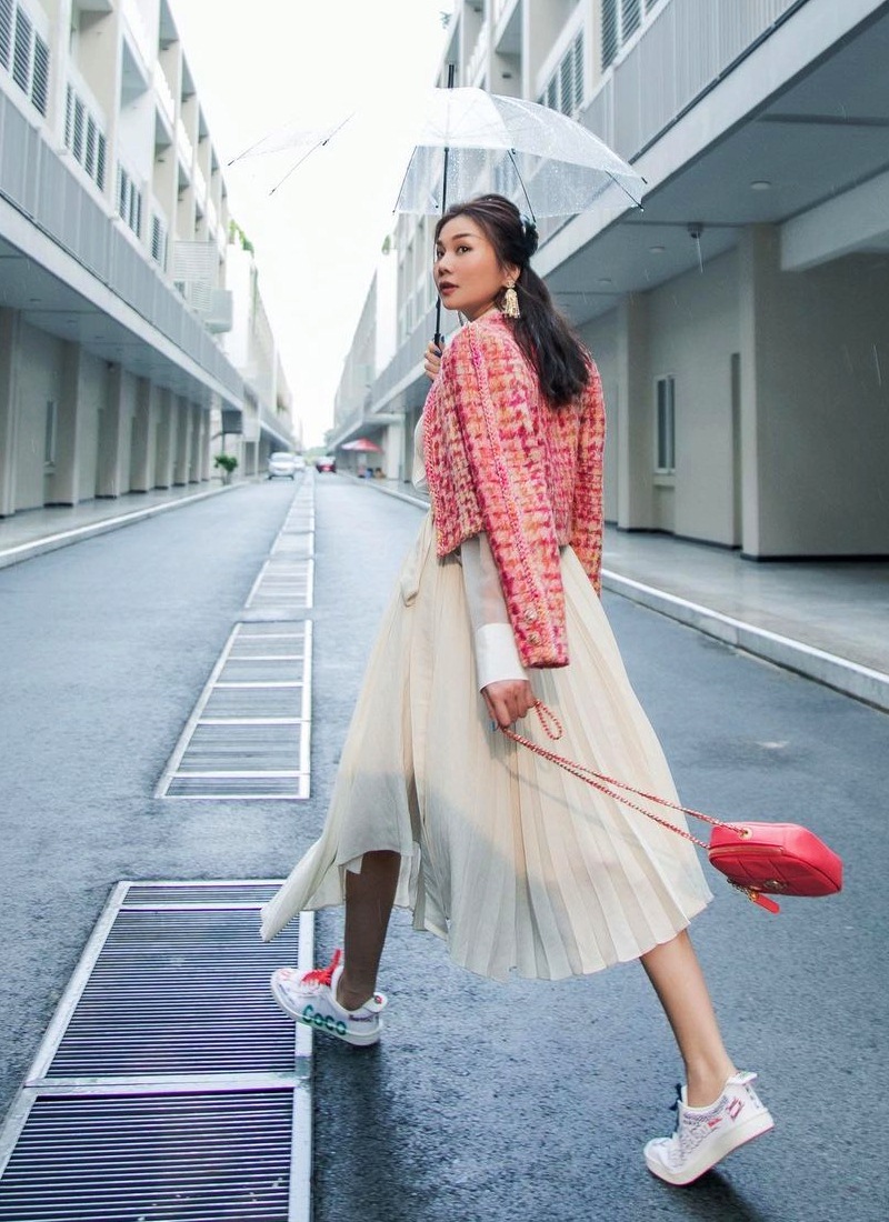 ao-khoac-vai-tweed-vay-ao-banh-beo-do-bo-street-style-sao-Viet-DepOnline-02