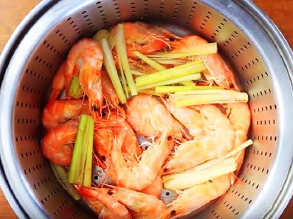 luoc-tom-chi-cho-guong-moi-muoi-la-hua-du-cho-tem-gia-vi-nay-tom-ngot-lim-do-au-khong-bi-tanh_0