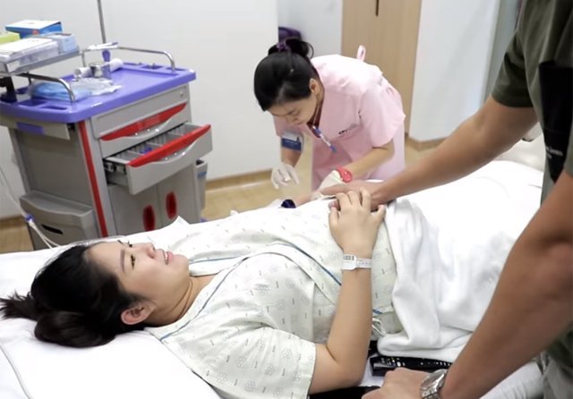 le-phuong-xuc-dong-khi-xem-lai-loat-anh-luc-sinh-con-gai-thu-2-e85232ce