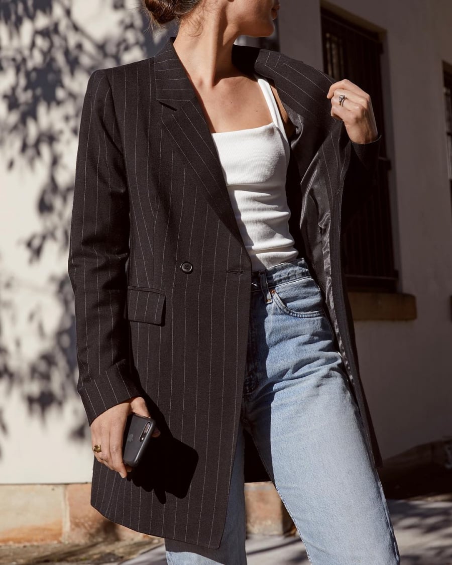 Bạn có thể khoác thêm chiếc áo denim khi đi dạo chơi cuối tuần cùng hội bạn thân. Trong khi đó, áo blazer sẽ mang lại vẻ thanh lịch.