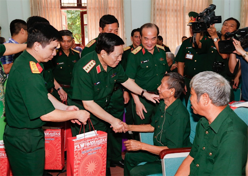 chinh-sach-ve-lao-dong-nguoi-co-cong-co-hieu-luc-tu-1-9-nguoi-dan-can-biet-de-khong-bi-thet_4